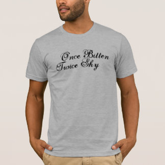 Camiseta Uma vez que tímido duas vezes mordido