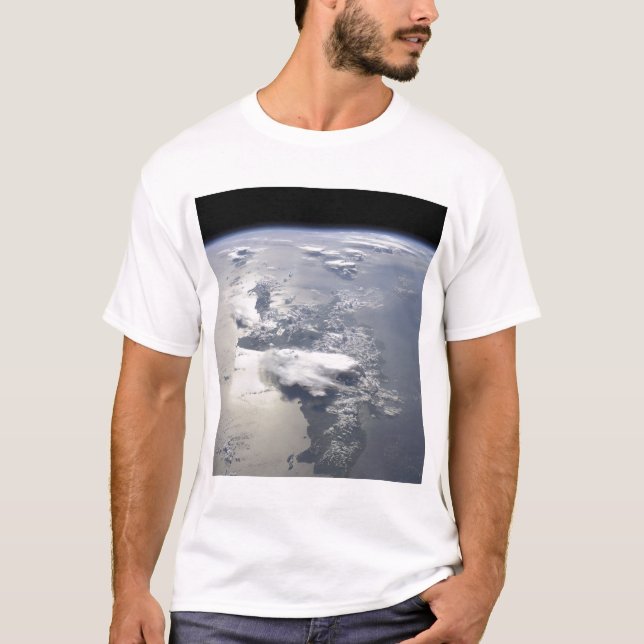 Camiseta Uma visão panorâmica da ilha de Hispaniola (Frente)