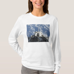 Camiseta Uma vista parcial do vaivém espacial Atlantis