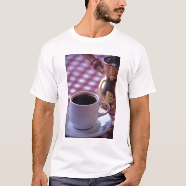 Camiseta Uma xícara de café árabe. Síria. O Meio (Frente)