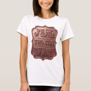 Camiseta UMA XÍCARA DE CAFÉ E ENTÃO CUIDE DE DOIS FILHOS v1