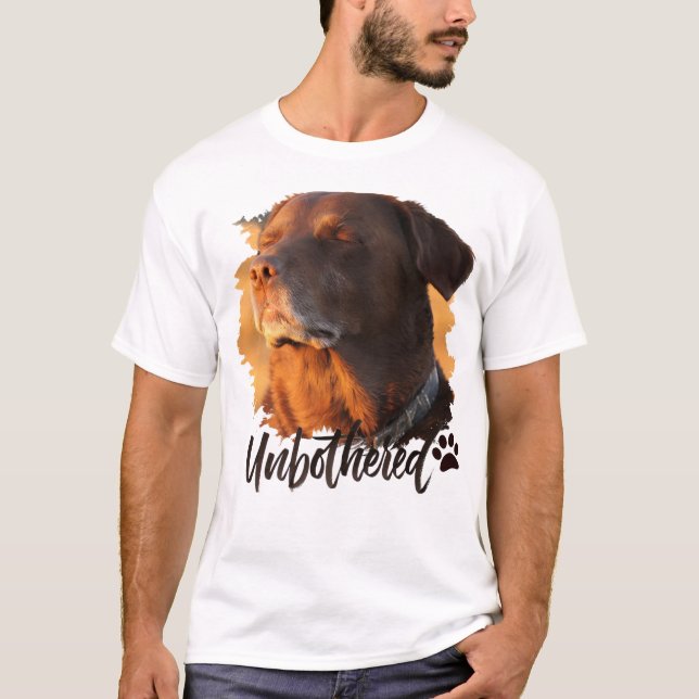 Camiseta Unbothered Golden Hour Dog – Premium Minimalist  (Frente)