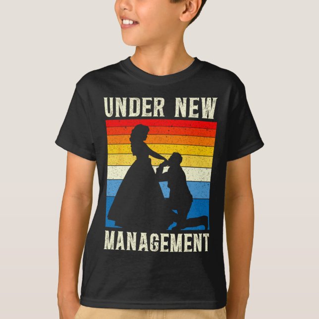 Camiseta Under New Management Groom Wedding Bachelor Party  (Frente)