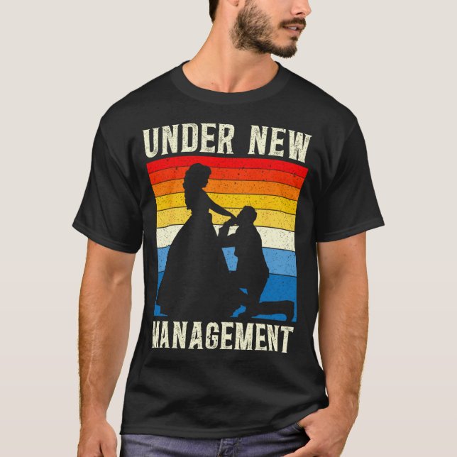 Camiseta Under New Management Groom Wedding Bachelor Party  (Frente)