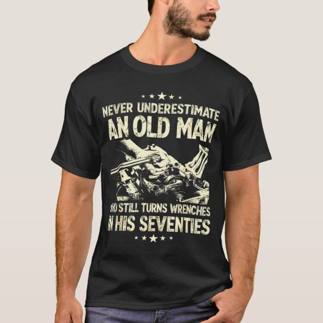 Camiseta Underestimate an old man who turns wrenches  (Frente)