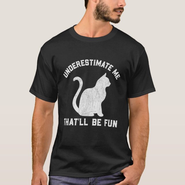 Camiseta Underestimate Me That'll Be Fun Cat Mom (Frente)