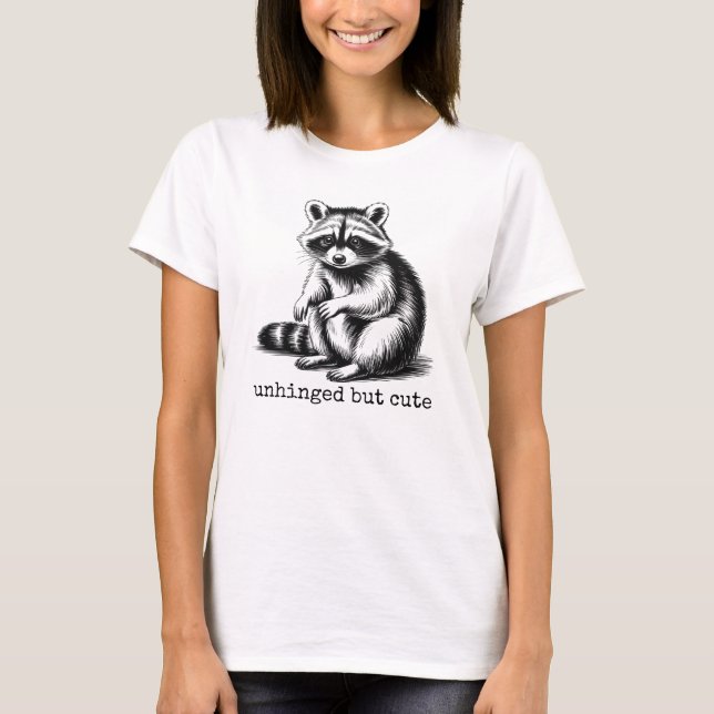 Camiseta Unhinged But Cute, Funny Feral Raccoon Meme (Frente)