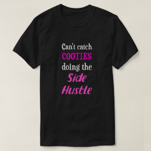 Camiseta Uni Texto Rosa Neon Hustle Cooties Laterais.
