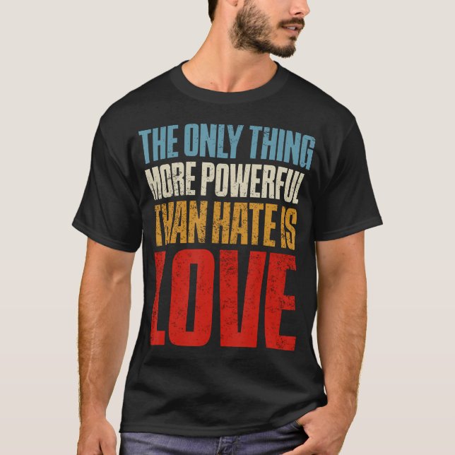 Camiseta Única Coisa Mais Poderosa Do Que Ódio É (Frente)