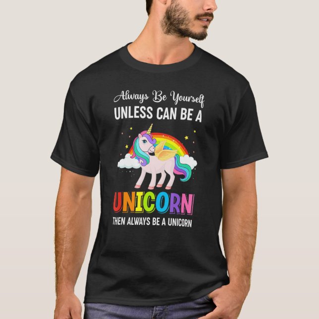 Camiseta unicórnio arco-íris bonito com nuvens dizendo Rain (Frente)