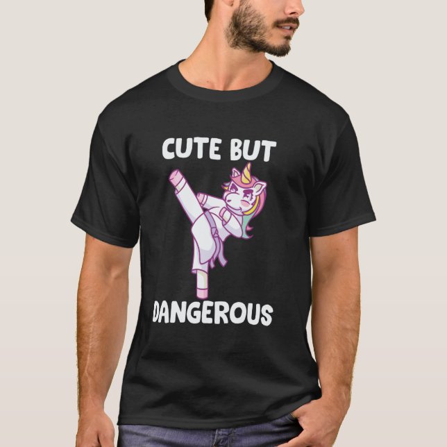 Camiseta Unicórnio de Karatê Clássico Fofo porém Perigoso (Frente)