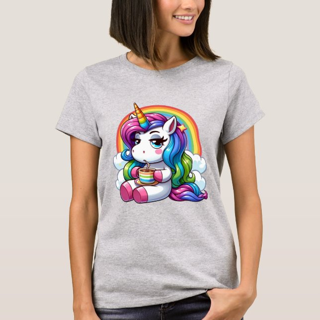 Camiseta Unicórnio Impassível Bebendo Café Sob um Arco-íris (Frente)