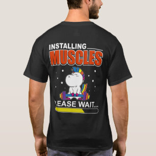Camiseta Unicórnio Instalando Músculos Por Favor Espere Eng
