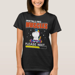 Camiseta Unicórnio Instalando Músculos Por Favor Espere Eng