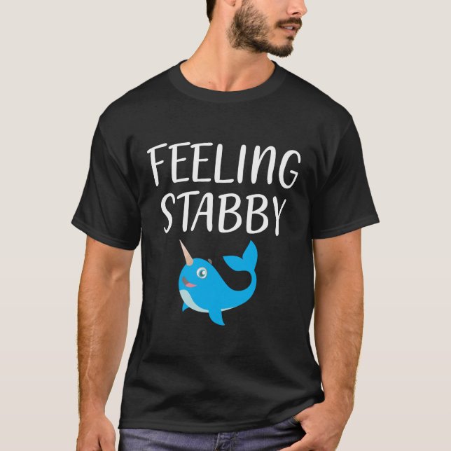 Camiseta Unicórnio Narwhal Bonito Sentido Esfaqueado por Ka (Frente)