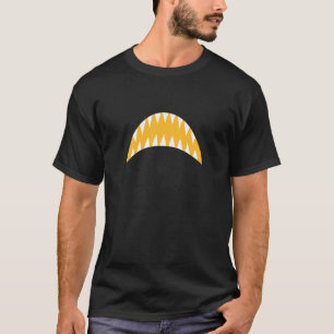 Camiseta Universitário Varsity-Dourado Cor Tubarão Mordida