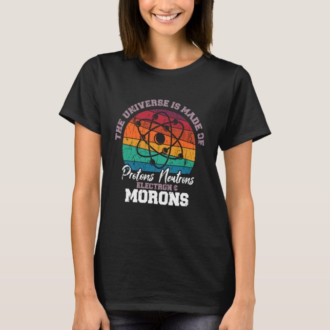 Camiseta Universo é Feito de Prótons Nêutrons Elétrons Mor (Frente)