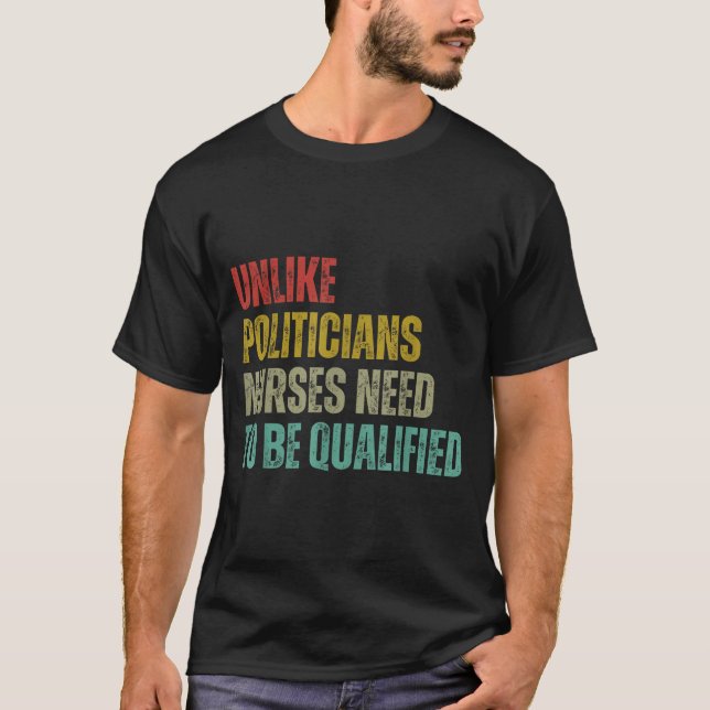 Camiseta Unlike Liticians Nurses Need To Be Qualified Sarca (Frente)