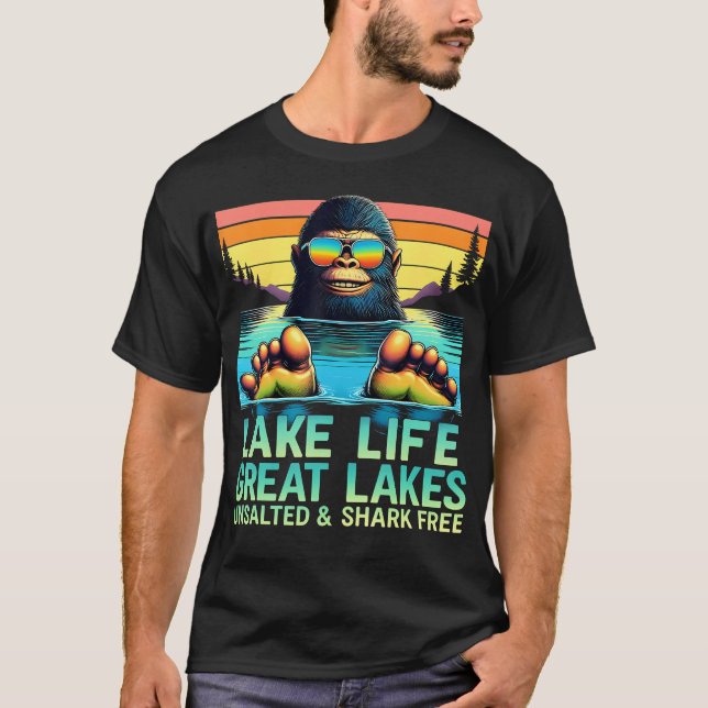 Camiseta Unsalted Fishing Lake Life Bigfoot Drinking Great  (Frente)