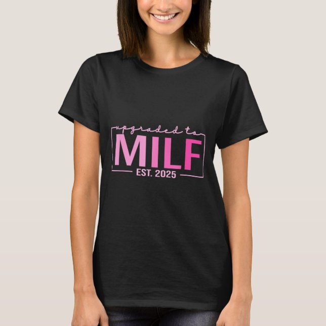 Camiseta Upgraded To Milf Est 2025 Funny Birthday New Hot M (Frente)