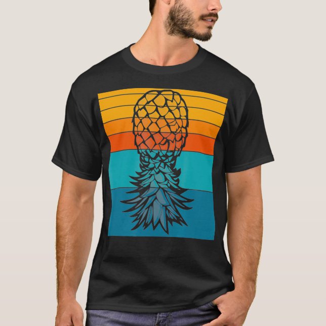 Camiseta Upside Down Pineapple Swingers Party Retro Biseual (Frente)