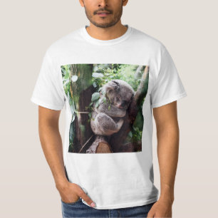 Camiseta Urso de Koala bonito que relaxa em uma árvore