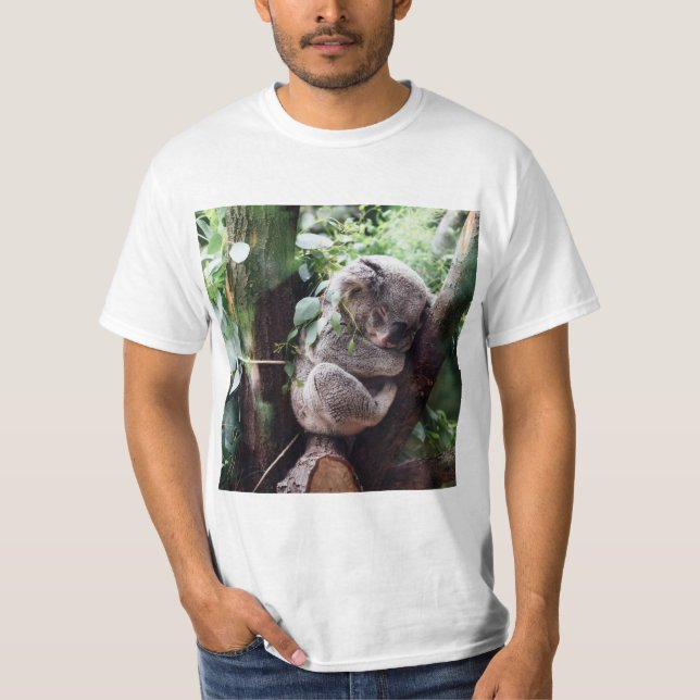 Camiseta Urso de Koala bonito que relaxa em uma árvore (Frente)