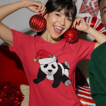 Camiseta Urso de Panda de Natal em Santa Hat<br><div class="desc">Este Papai noel bonito Panda é uma bela camiseta de férias para animais para uma mulher que ama ursos panda e presentes temáticos de Natal vermelho e verde. Eu gosto de animais selvagens e um urso panda de Natal leva o bolo vestindo um chapéu vermelho de Papai Noel!</div>