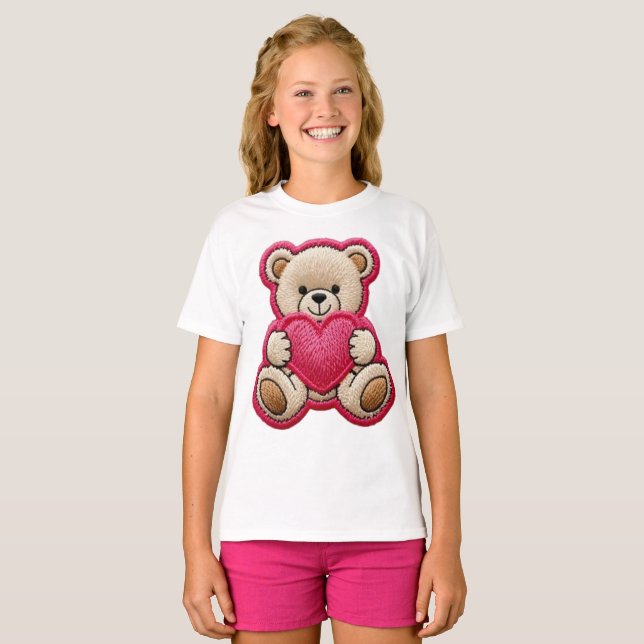 Camiseta Urso de Patchwork Segurando Coração (Frente Completa)