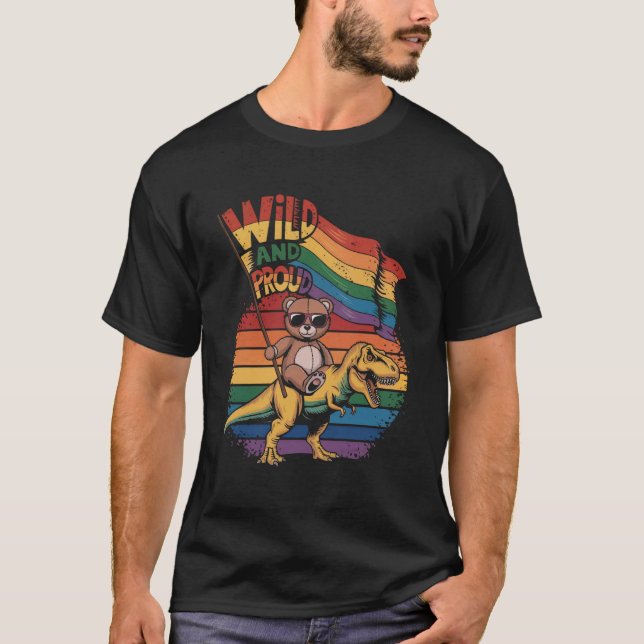 Camiseta Urso de Teddy cavalgando um dinossauro com uma ban (Frente)