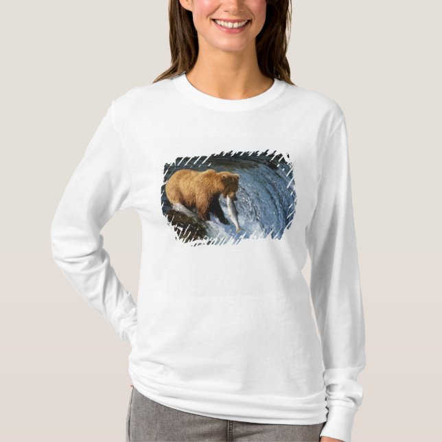 Camiseta Urso Marrom do Alasca captando salmão em Brooks (Frente)