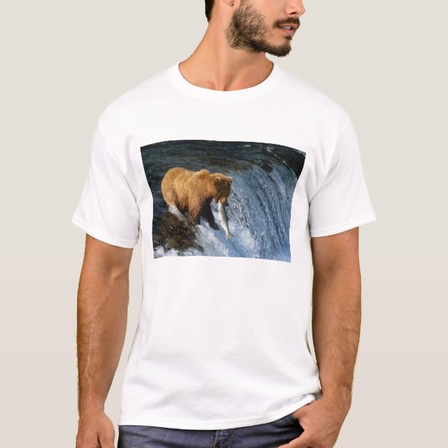 Camiseta Urso Marrom do Alasca captando salmão em Brooks (Frente)