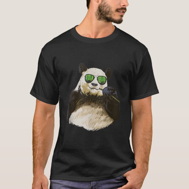 Camiseta Urso Panda Comendo Bambu Relaxado (Frente)