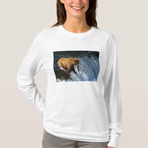 Camiseta Urso Pardo do Alasca Capturando Salmão em Brooks