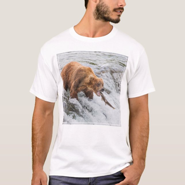 Camiseta Urso Pardo Pega Salmão Vermelho (Frente)