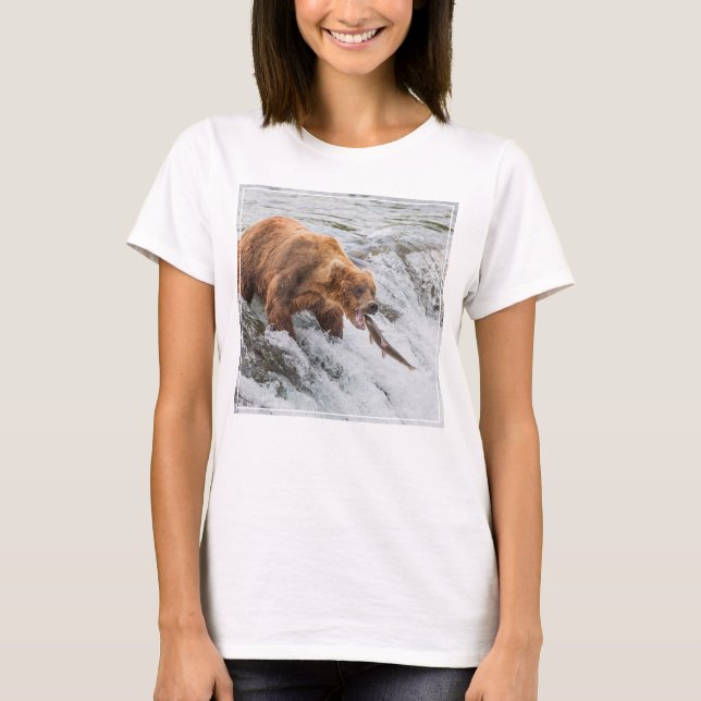 Camiseta Urso Pardo Pega Salmão Vermelho (Frente)