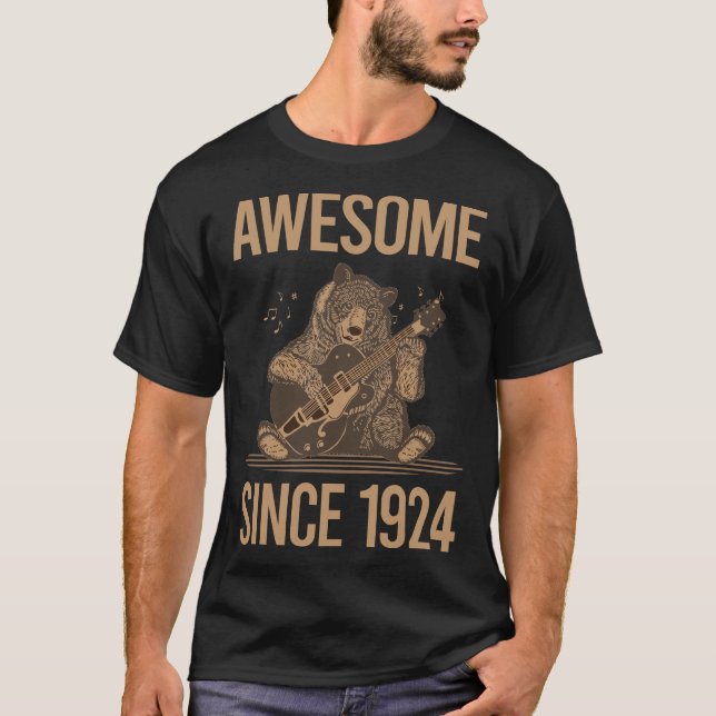 Camiseta Urso Tocando Violão - Incrível Desde 1924 (Frente)