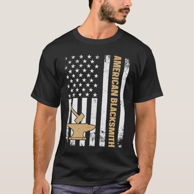 Camiseta US Flag Blacksmithing Anvil & Hammer American Blac (Frente)