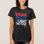 Camiseta US Patriotic Funny American 4 de julho Firework<br><div class="desc">US Patriotic Funny American 4 de julho Firework Booze. Celebração do Dia da Independência em 4 de julho.</div>