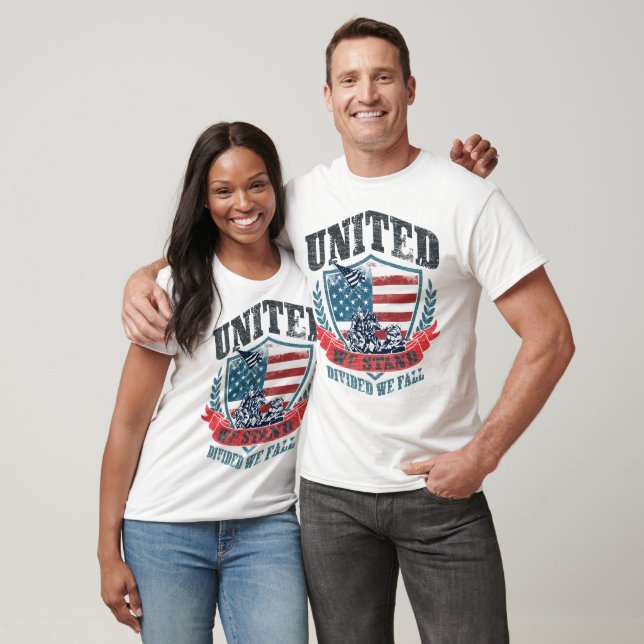 Camiseta USA Flag Shield United We Stand Divided We Fall (O (Unissex)