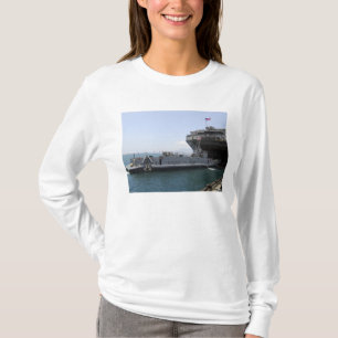 Camiseta Utilidade da barca de descarregamento que move-se