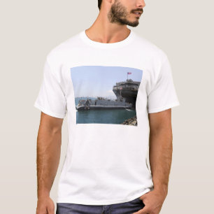 Camiseta Utilidade da barca de descarregamento que move-se