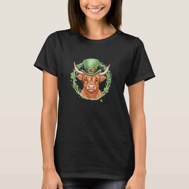 Camiseta Vaca das Terras Altas Fofa com Chapéu de Leprechau (Frente)