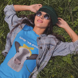 Camiseta Vaca em Cubo com Mensagem Personalizada do Arco<br><div class="desc">O slogan neste campo gráfico está pronto para ser personalizado com a sua própria mensagem. As letras brancas em negrito aparecem acima de uma ilustração de uma vaca fofa vestindo um arco amarelo.</div>