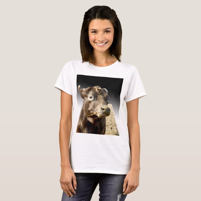Camiseta Vaca Marrom Mastigando Feno, (Frente Completa)