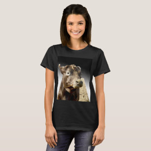 Camiseta Vaca Marrom Munching On Hay,