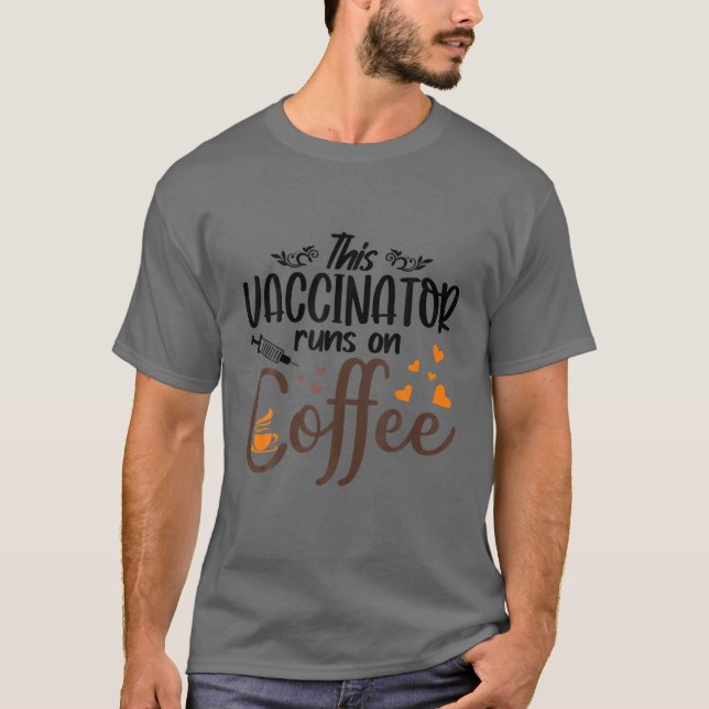 Camiseta Vacinador Funciona No Café - Vacina Engraçada (Frente)