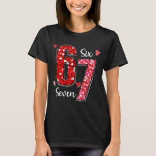 Camiseta Valentine 67 Seis Sete Meme Rosa Corações Dia dos