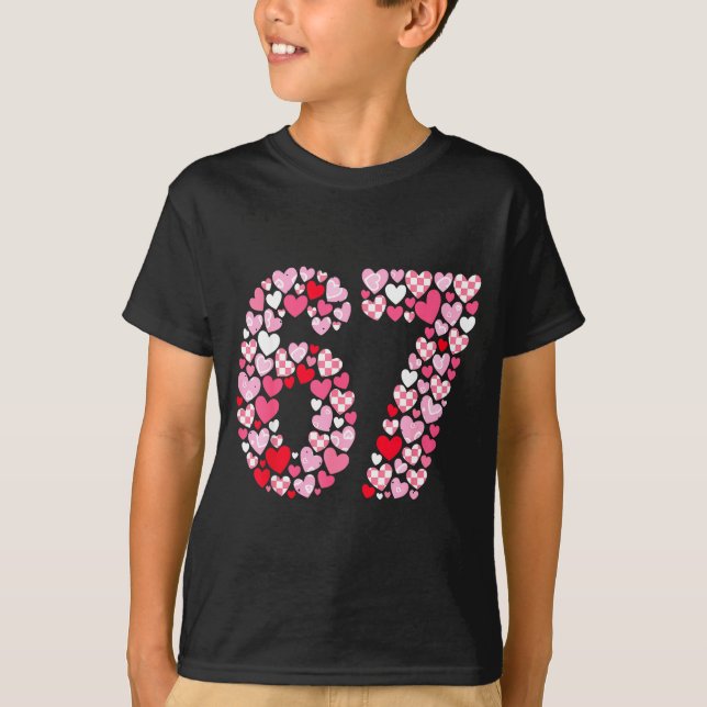 Camiseta Valentine’s Day 67 Hearts Romantic Funny Six Seven (Frente)