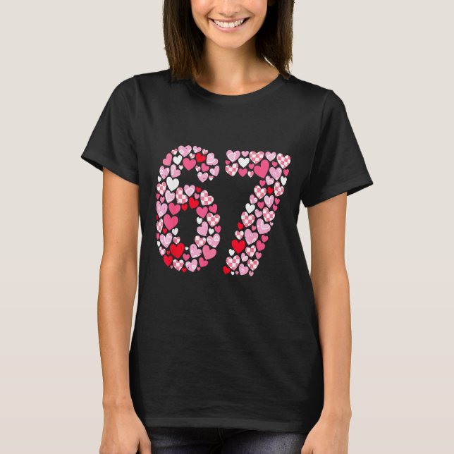 Camiseta Valentine’s Day 67 Hearts Romantic Funny Six Seven (Frente)